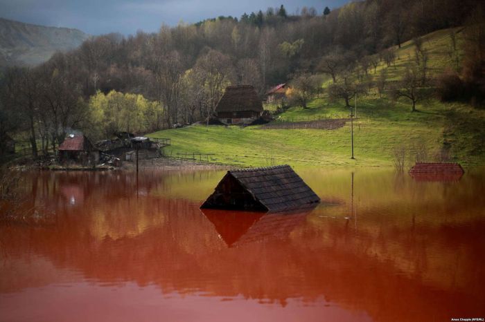Джамана - румынская деревня, затопленная ядовитыми отходами (12 фото)