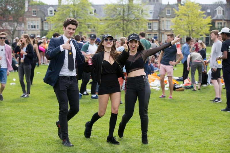 Студенты Кембриджского университета на традиционной вечеринке Caesarian Sunday (32 фото)