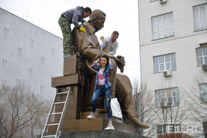 В Екатеринбурге студенты УрФУ отмыли памятник изобретателю радио Александру Попову (12 фото)
