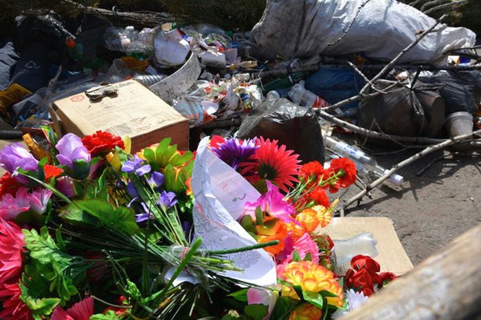В Амурской области коммунальщики выбросили цветы, возложенные к памятнику детьми (4 фото)