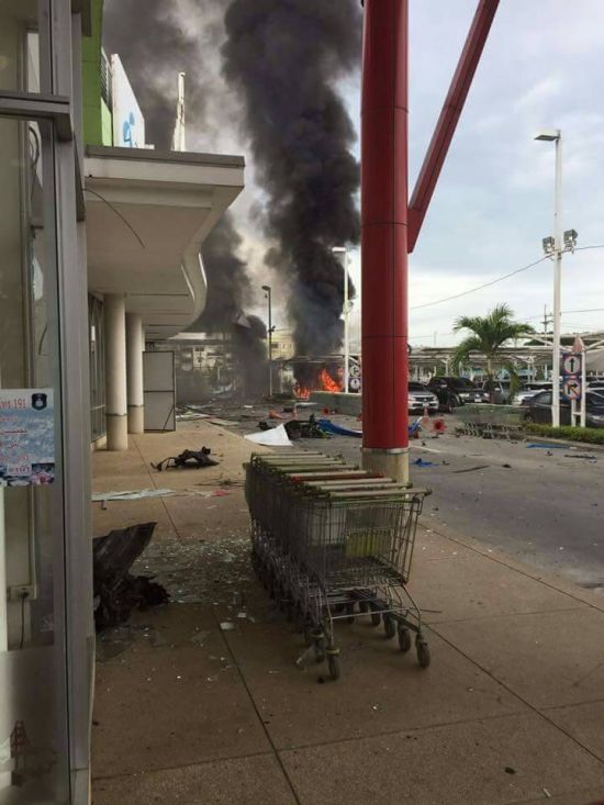 Теракт в торговом центре на острове Паттани в Таиланде (15 фото + 3 видео)