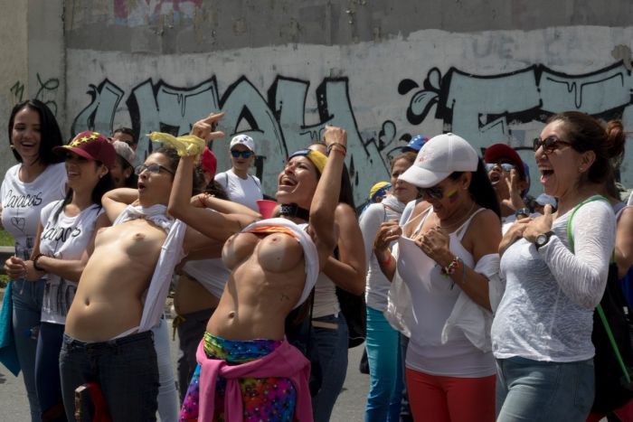 Как протестуют жительницы Венесуэлы. НЮ (4 фото)