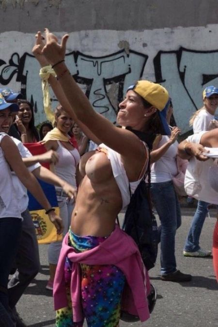 Как протестуют жительницы Венесуэлы. НЮ (4 фото)