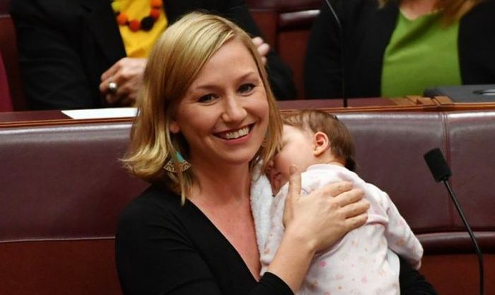 Австралийский сенатор впервые покормила ребенка грудью на заседании парламента (4 фото)