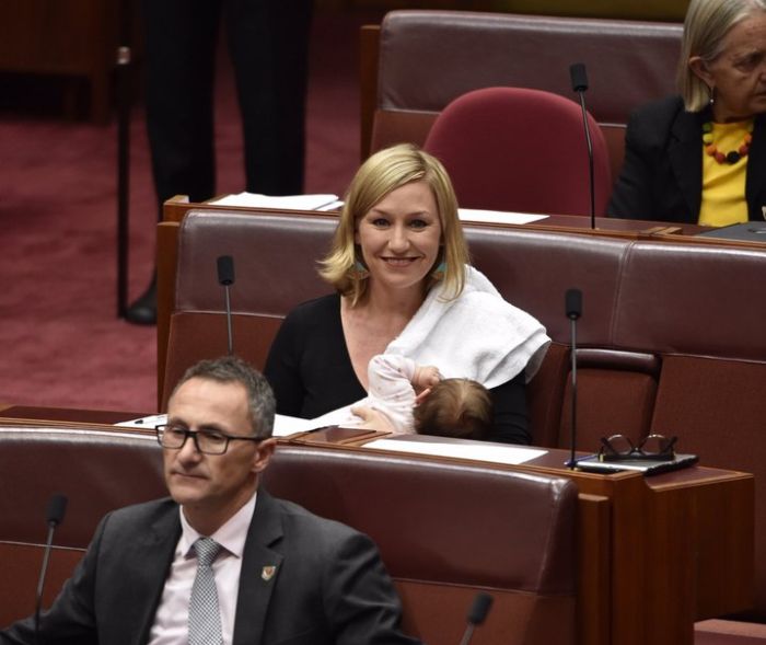 Австралийский сенатор впервые покормила ребенка грудью на заседании парламента (4 фото)