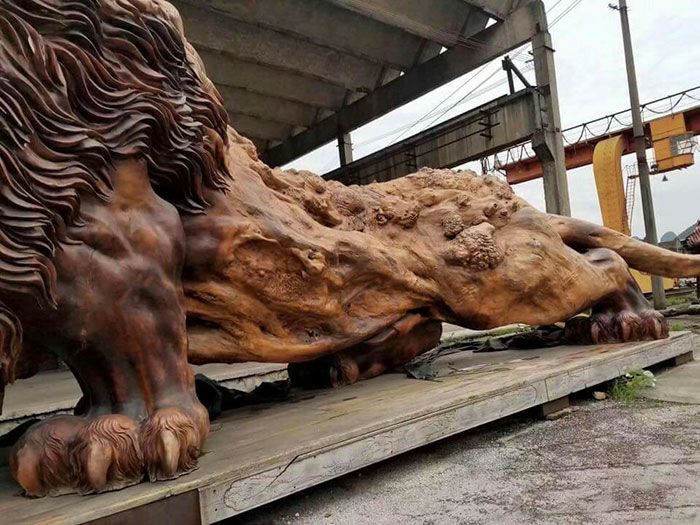 Самая большая в мире скульптура льва из цельного дерева (7 фото)