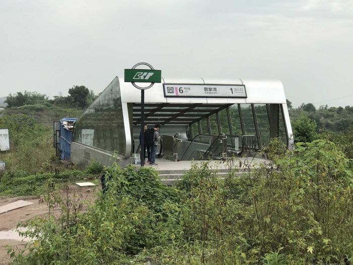 Самая странная станция метро в Китае (6 фото)