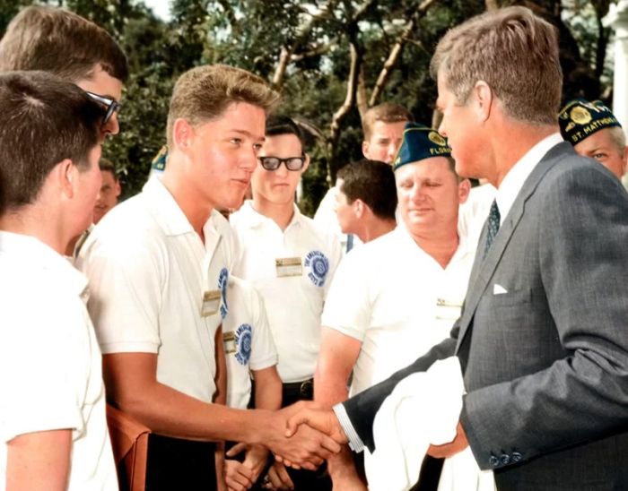 Кому на этом фото жмет руку Джон Кеннеди? (2 фото)