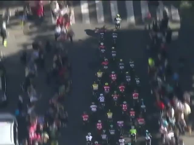 Велосипедист Лука Пиберник начал праздновать победу за 6 км до финиша