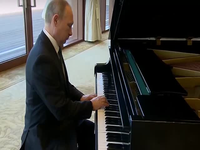 Путин играет на рояле