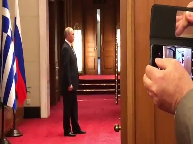 Владимир Путин в ожидании премьер-министра Алексиса Ципраса