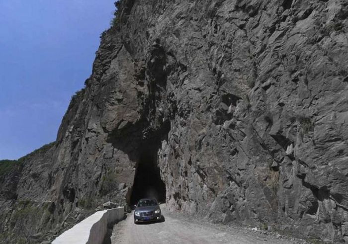 Китайская горная дорога, которую строили на протяжении 50 лет (6 фото)