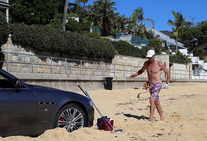 В Сиднее водитель Maserati выехал на пляж, чтобы поиграть там в гольф (7 фото)