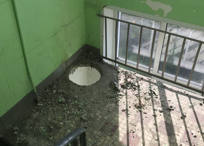В московской многоэтажке неизвестные демонтировали мусоропровод (6 фото)