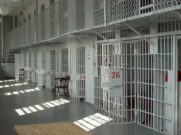 27-этажная тюрьма-небоскреб в Чикаго (13 фото)
