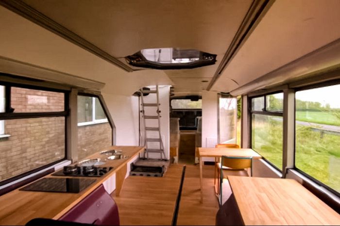 Британская семья переехала жить в двухэтажный автобус (8 фото)