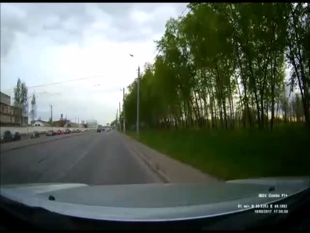 В Казани автомобиль въехал в открытый люк и перевернулся