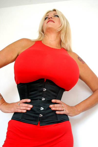 Британка Шарон Перкинс не может остановиться и постоянно увеличивает свою грудь (15 фото)