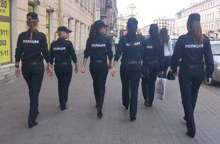 Симпатичные девушки на страже порядка (24 фото)