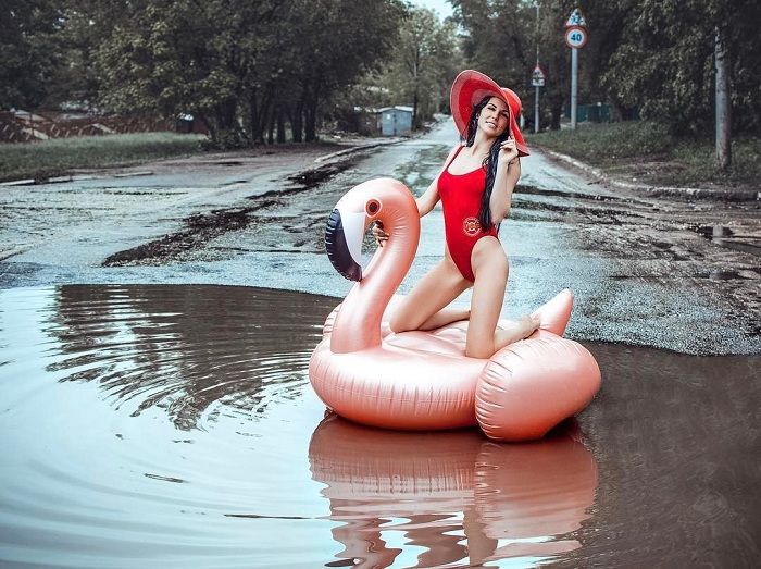 Модель из Саратова снялась в пляжной фотосессии в городской луже