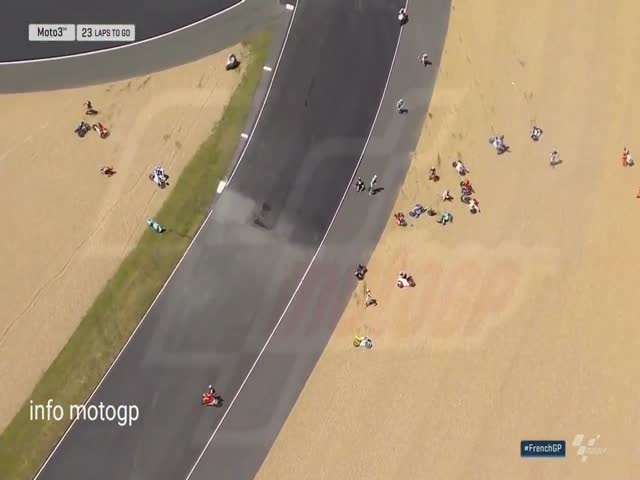 Массовый завал гонщиков на мотогонке Moto3 на трассе «Ле-Ман»