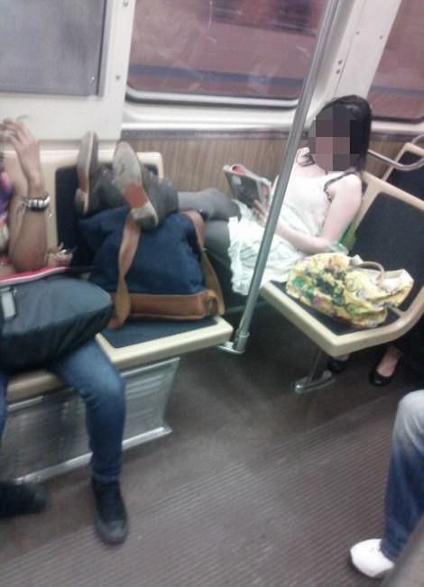 Женщины повторяют поведение мужчин в общественном транспорте (16 фото)