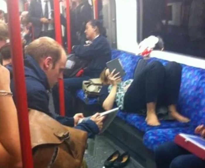 Женщины повторяют поведение мужчин в общественном транспорте (16 фото)