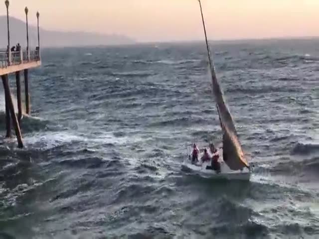 Большая волна кинула лодку прямо под пирс