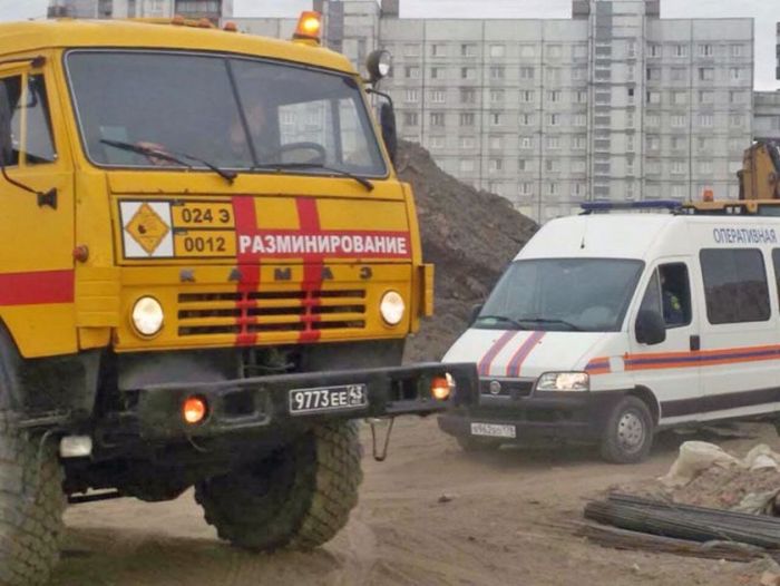 В Санкт-Петербурге к берегу прибило огромную мину (4 фото)