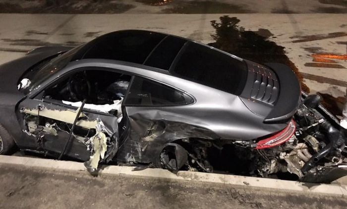 Владельцу разбитого спорткара Porsche 911 отказали в замене авто (3 фото)