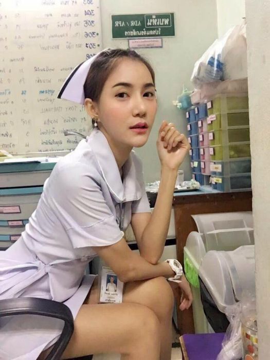 В Таиланде медсестре пришлось уволиться из-за короткой юбки (10 фото)