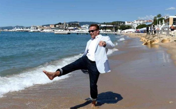 Арнольд Шварценеггер на пляже в Каннах 40 лет спустя (4 фото)