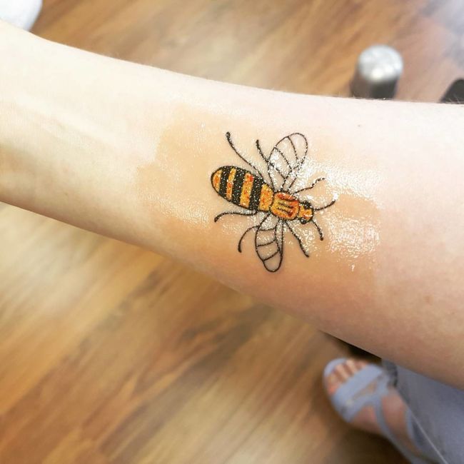 Татуировки с пчелой в память о жертвах теракта в Манчестере (10 фото)