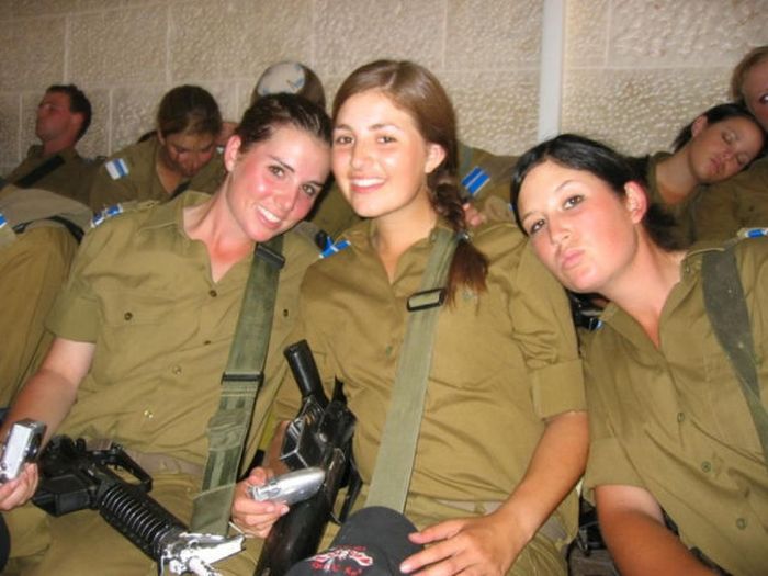 Девушки-военнослужащие из разных стран мира (35 фото)