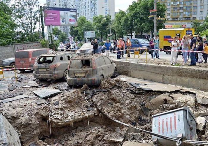Прорыв магистрального трубопровода в Киеве (5 фото + видео)