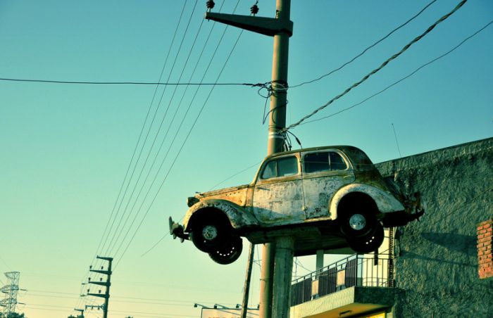 Автомобили, оказавшиеся в самых необычных местах (27 фото)