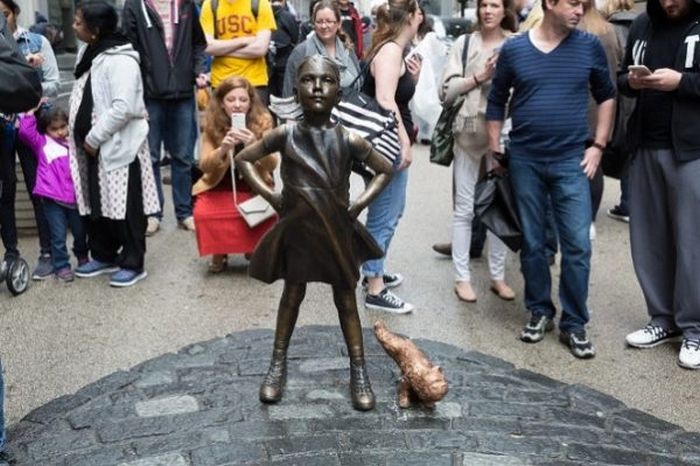 У статуи «Смелой девочки» на Уолл-стрит появилась статуя «Писающего мопса» (2 фото)