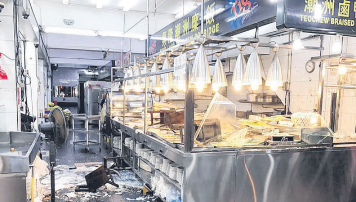 В Сингапуре недовольные выставленным счетом посетители разгромили ресторан