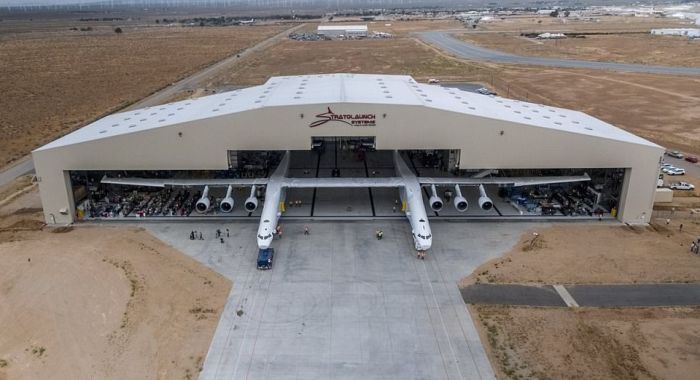 В США приступили к наземным тестированиям самого большого в мире транспортного самолета Stratolaunch (10 фото)