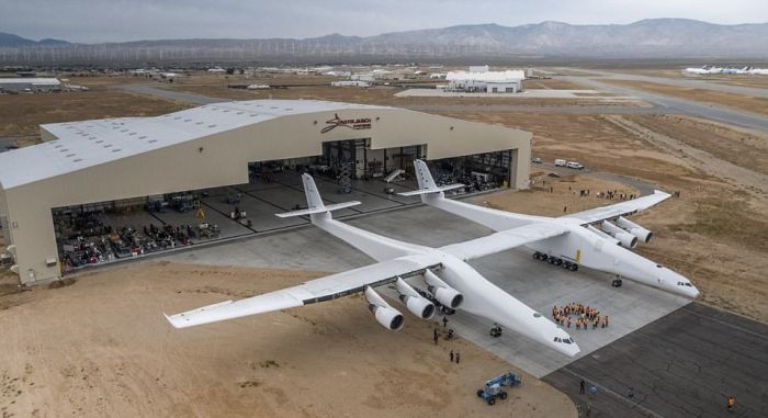 В США приступили к наземным тестированиям самого большого в мире транспортного самолета Stratolaunch (10 фото)