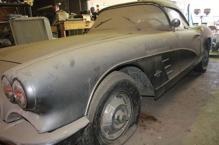 Простоявший 44 года в гараже Chevrolet Corvette С1 продают за 36 700 долларов (10 фото)
