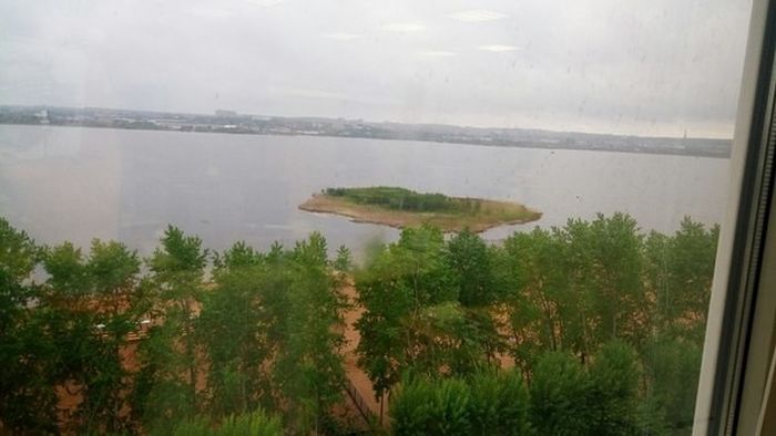 В Ижевске появился дрейфующий остров (6 фото)
