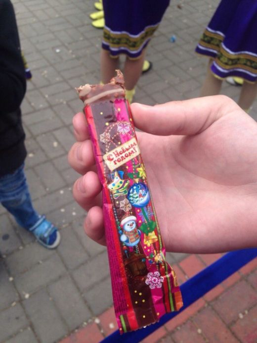 В Батайске детям раздали просроченные конфеты (3 фото)