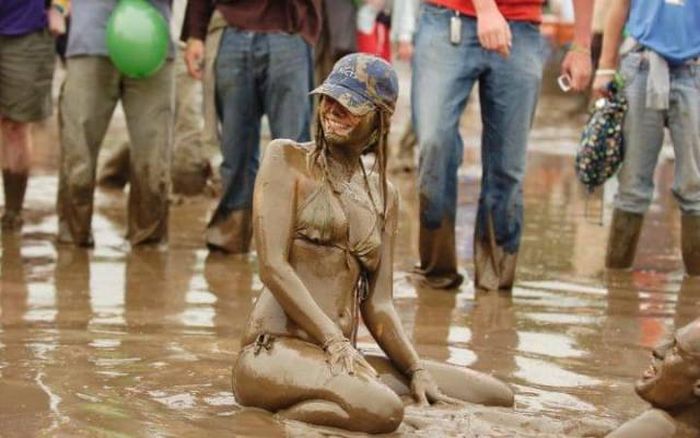 Любители порезвиться в грязи на фестивале Гластонбери (32 фото)