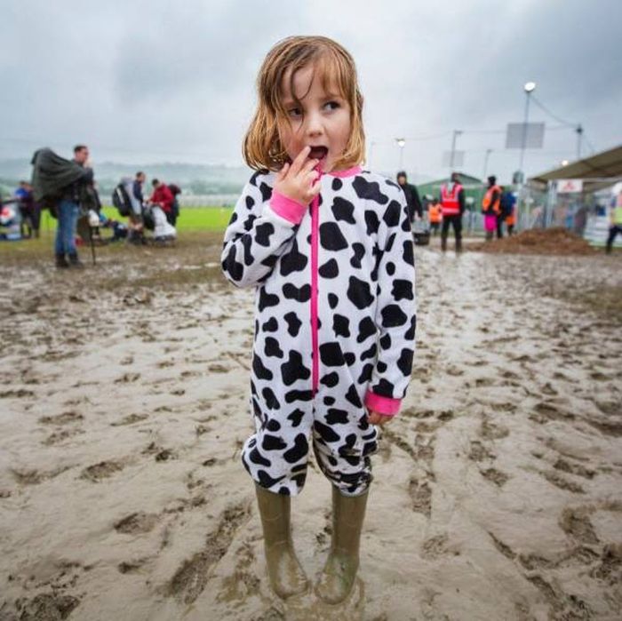 Любители порезвиться в грязи на фестивале Гластонбери (32 фото)
