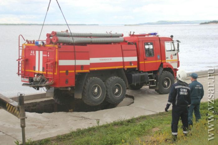 В Саратове пожарный автомобиль провалился под землю (8 фото)
