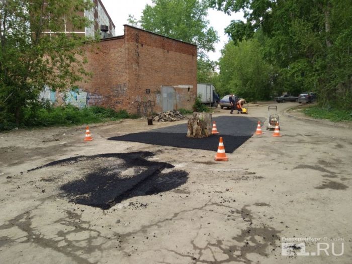 В Екатеринбурге старый пень посреди дороги закатали в асфальт (3 фото)