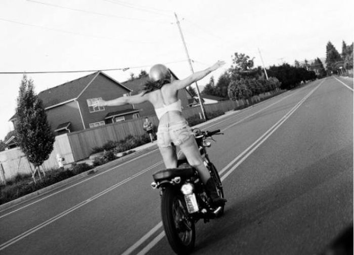 Девушки, которые любят мотоциклы (42 фото)