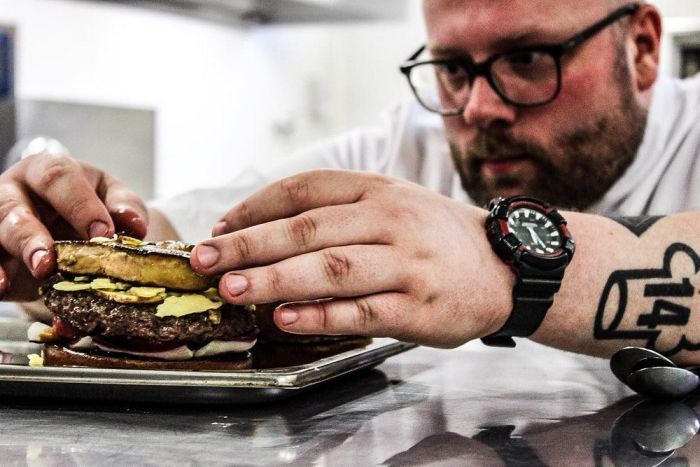 В Гааге приготовили самый дорогой в мире гамбургер за 2050 евро (14 фото)