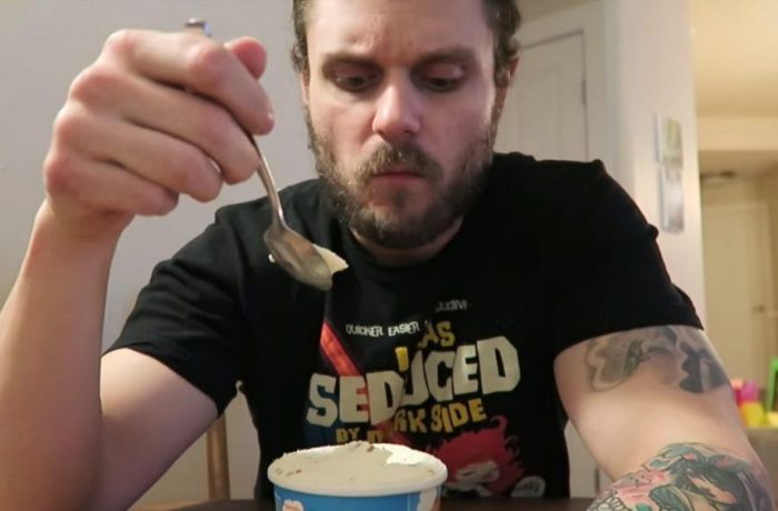 Фитнес-блогер Энтони Говард-Кроу похудел на 14,5 кг, употребляя мороженое и алкоголь (4 фото)